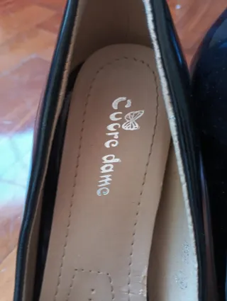 Zapatos negros de tacón 
