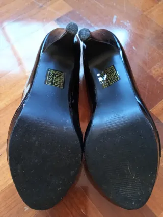Zapatos negros de tacón 
