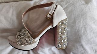 Zapatos de fiesta blancos con pedrería