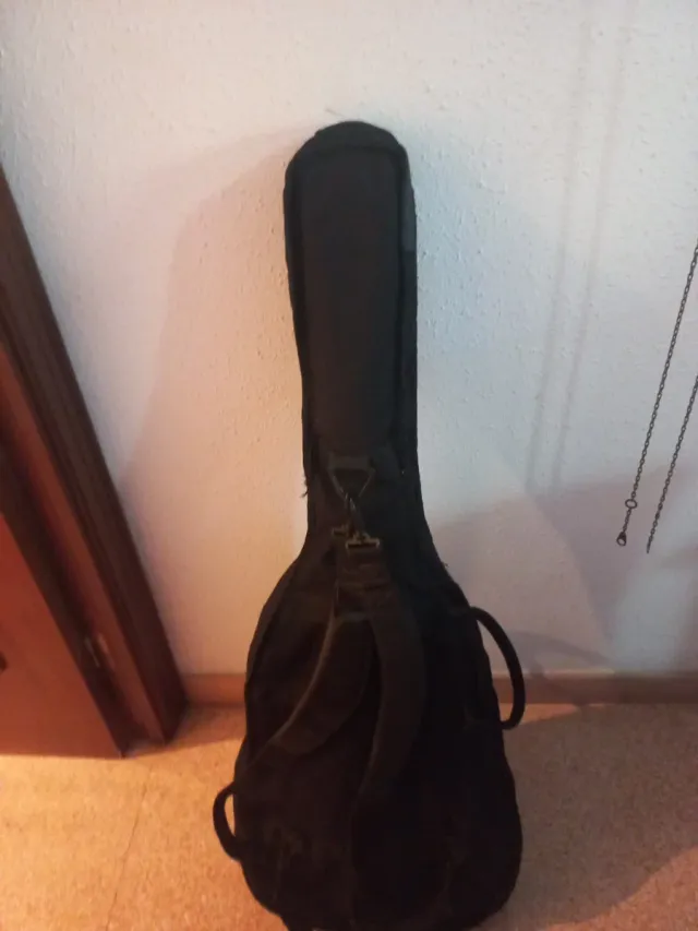 Funda y guitarra clásica