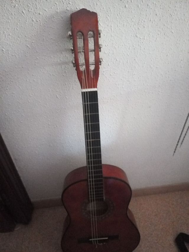 Funda y guitarra clásica