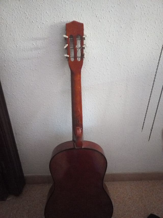 Funda y guitarra clásica