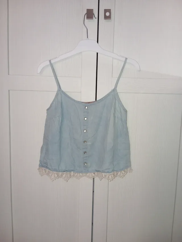 Top azul con encaje