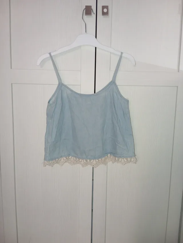 Top azul con encaje