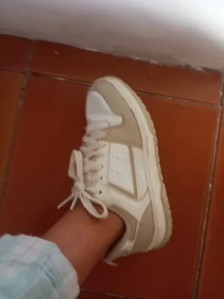 Bambas niña beige y blancas