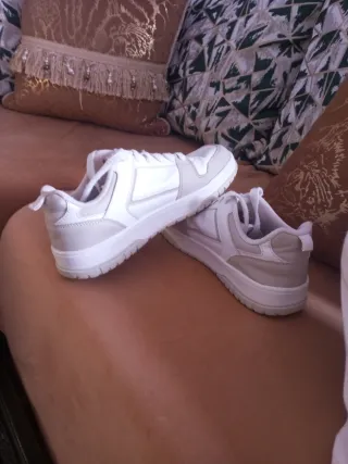 Bambas niña beige y blancas