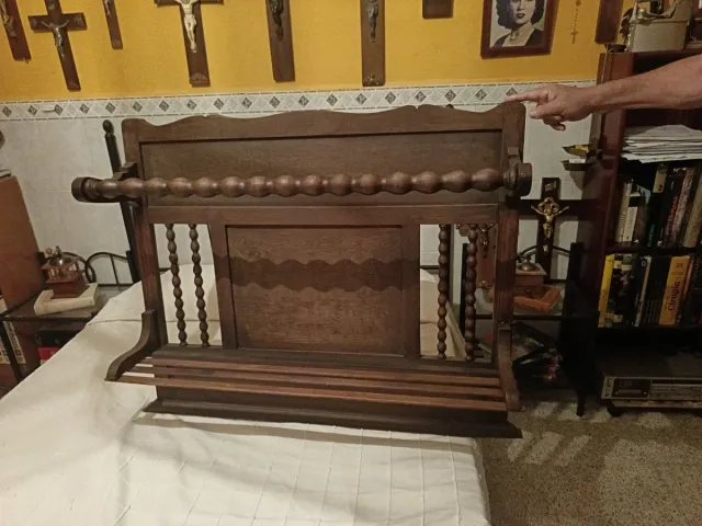 Sombrerero antiguo de madera