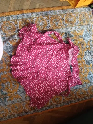 Falda corta estampada flores blancas