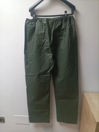 Pantalón impermeable verde