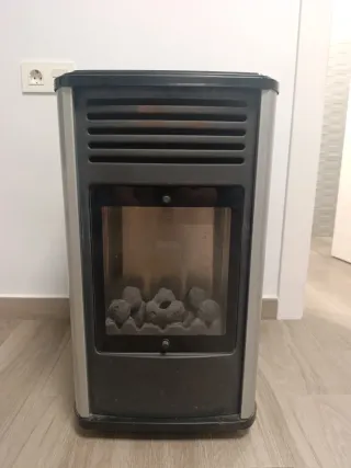 Estufa de gas negra y plateada efecto chimenea