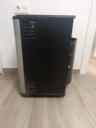 Estufa de gas negra y plateada efecto chimenea