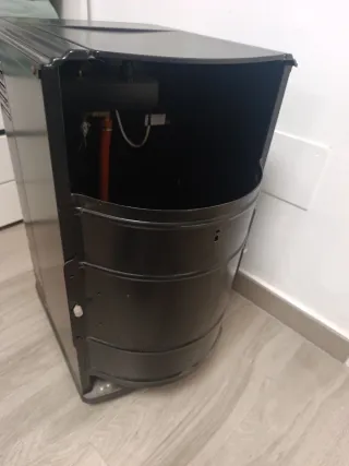 Estufa de gas negra y plateada efecto chimenea