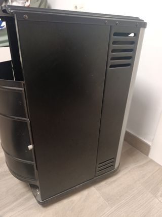 Estufa de gas negra y plateada efecto chimenea