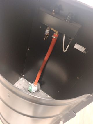 Estufa de gas negra y plateada efecto chimenea