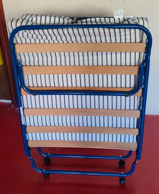 Cama Plegable Azul y Blanca