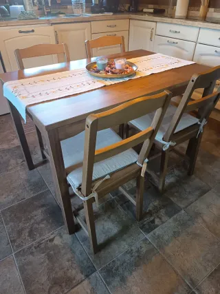 Mesa y 4 Sillas IKEA