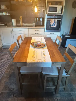 Mesa y 4 Sillas IKEA
