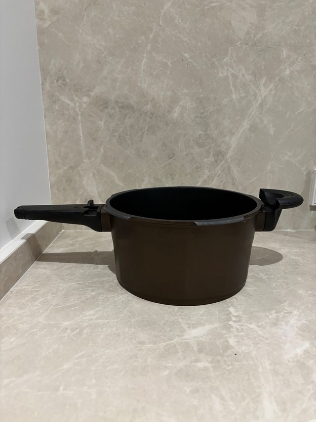 Olla a presión Bergner sin tapa