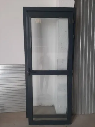 Puerta aluminio gris antracita y cristal climalit