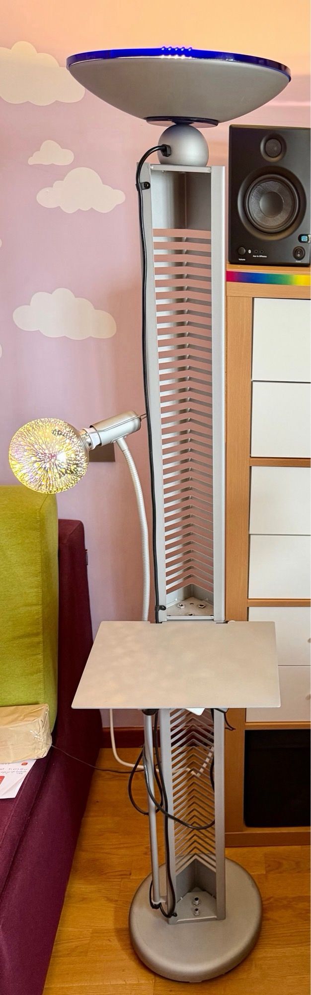 Lampada da terra con vassoio e lampada da parete