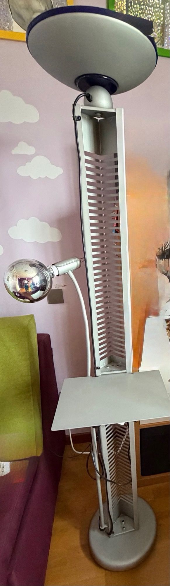 Lampada da terra con vassoio e lampada da parete