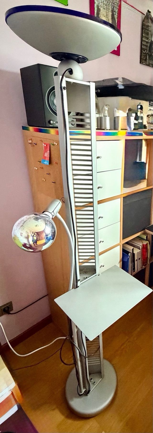 Lampada da terra con vassoio e lampada da parete