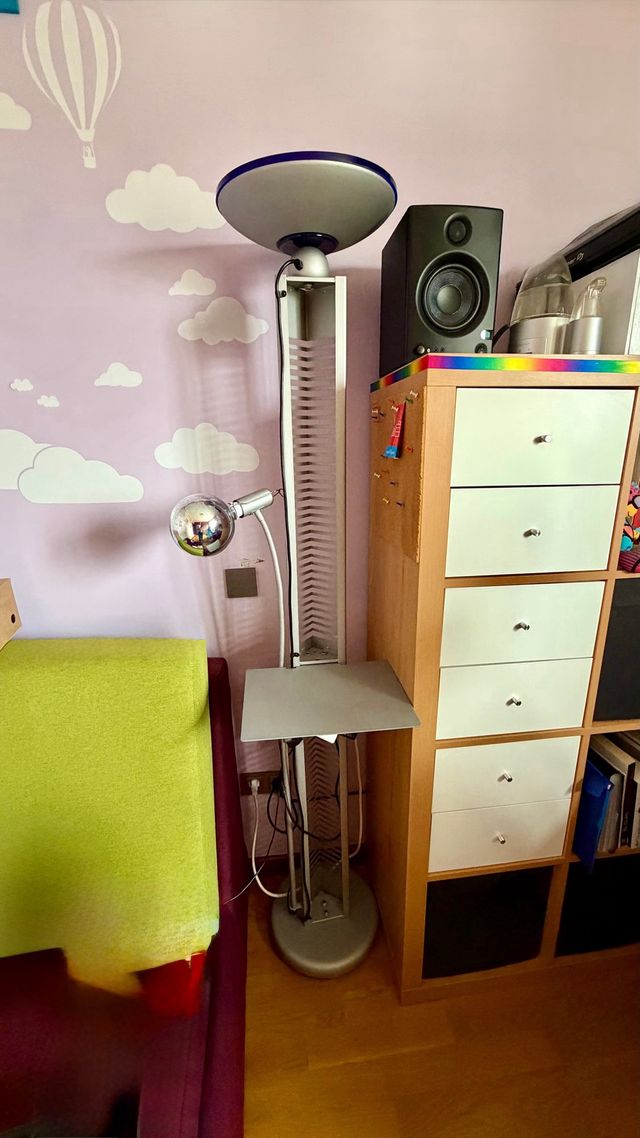 Lampada da terra con vassoio e lampada da parete