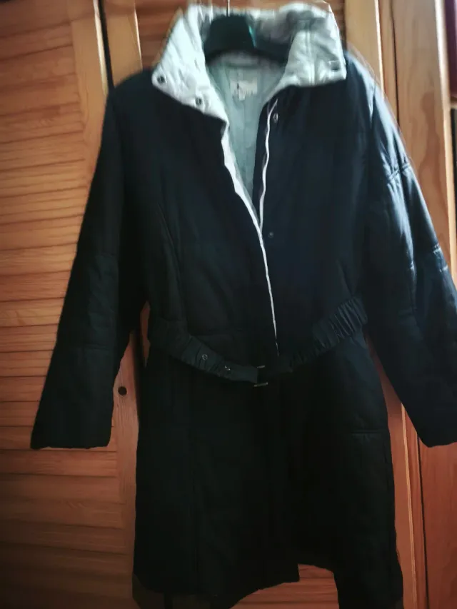 Parka negra con cinturón