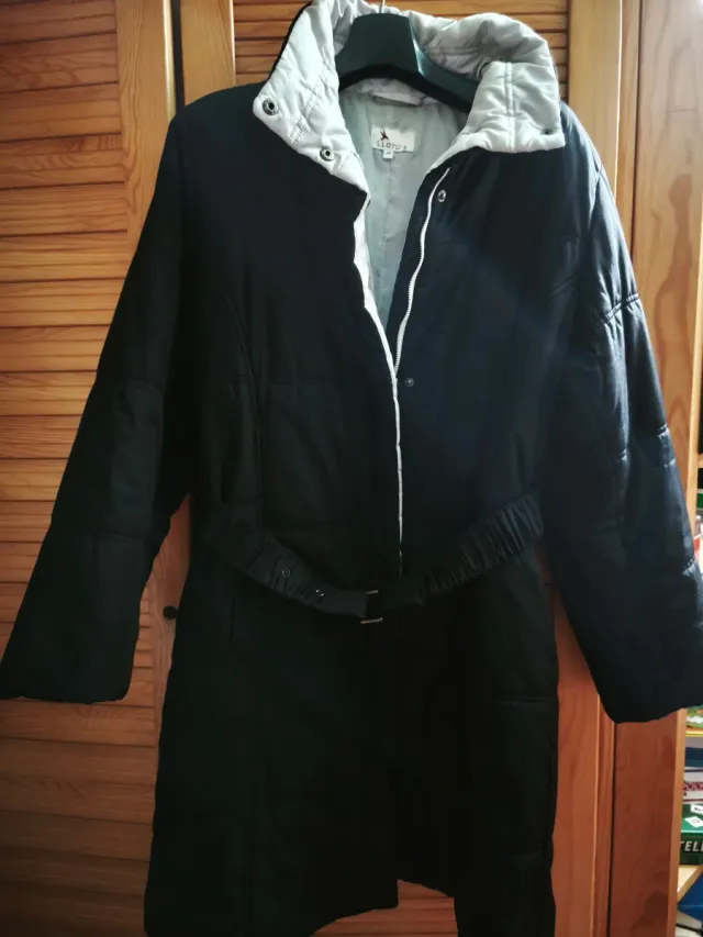 Parka negra con cinturón