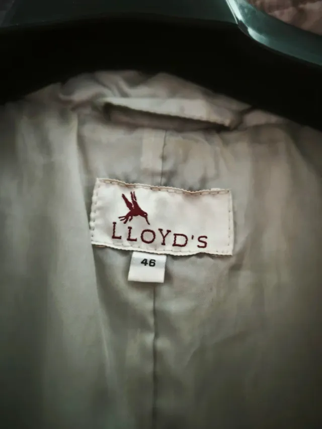 Parka negra con cinturón