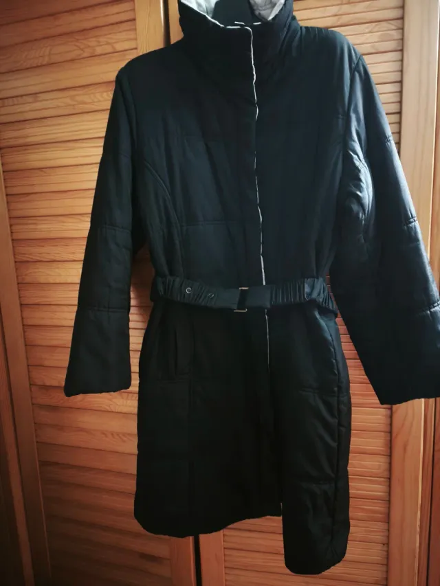Parka negra con cinturón