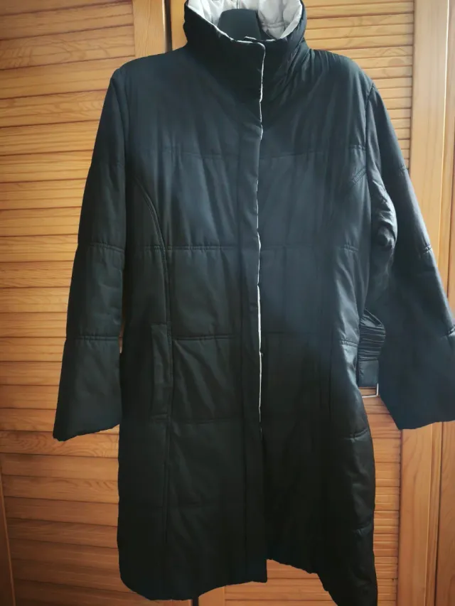 Parka negra con cinturón