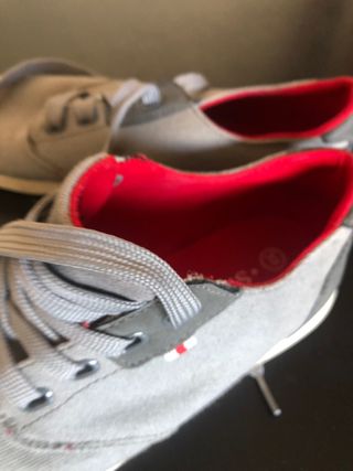 Zapatillas niño grises con interior rojo