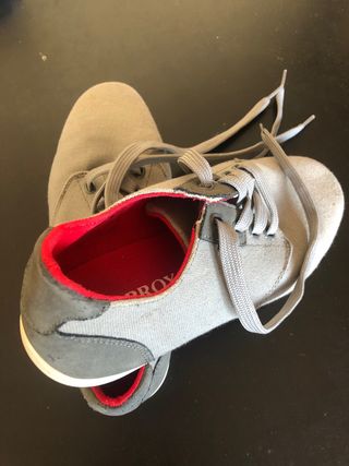 Zapatillas niño grises con interior rojo