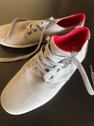 Zapatillas niño grises con interior rojo