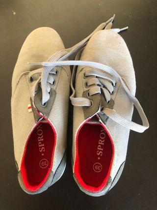 Zapatillas niño grises con interior rojo