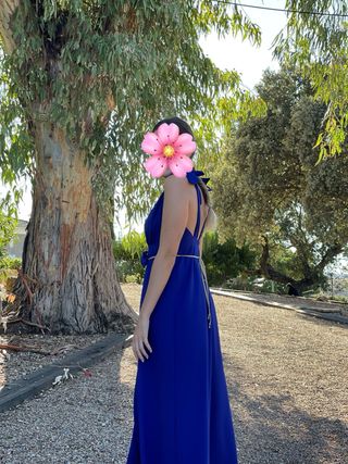 Vestido azul con cinturón floral
