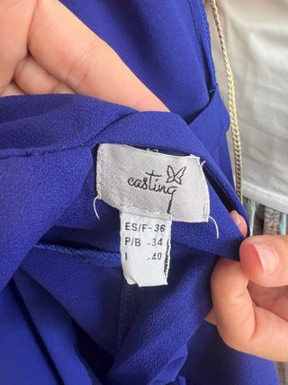 Vestido azul con cinturón floral