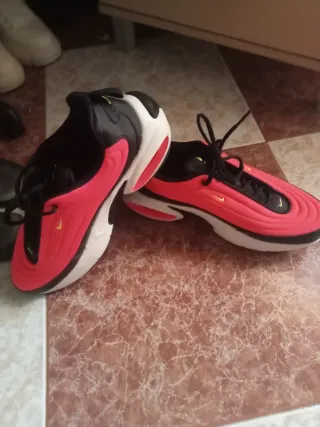Zapatillas Nike Negras y Rojas
