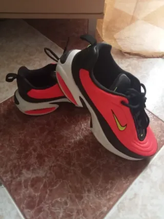Zapatillas Nike Negras y Rojas
