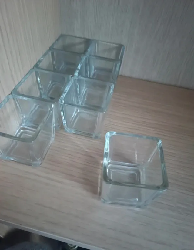 Vasos pequeños cuadrados de cristal