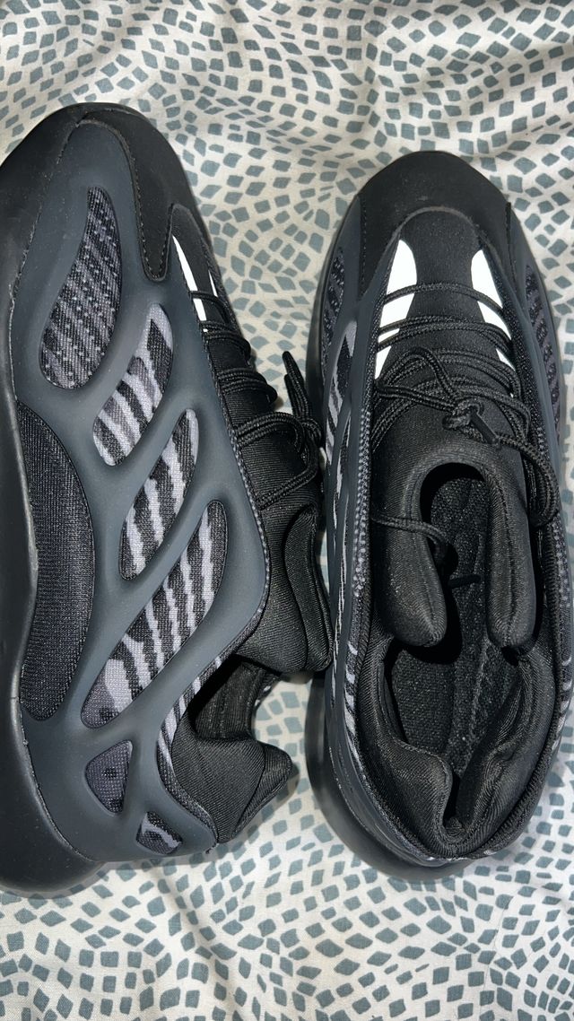 Adidas Yeezy 700 V3