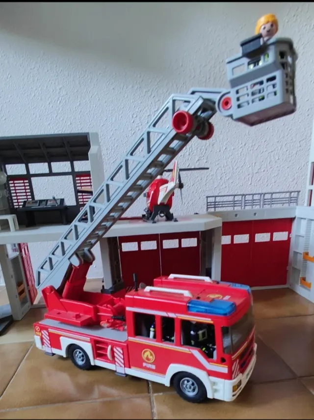 Playmobil parque de bomberos y camión escalera