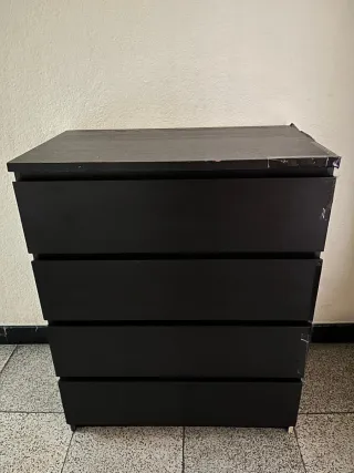 Cómoda negra de madera