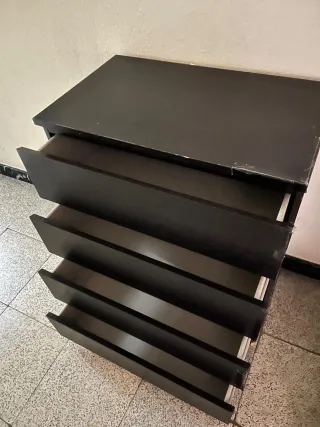 Cómoda negra de madera