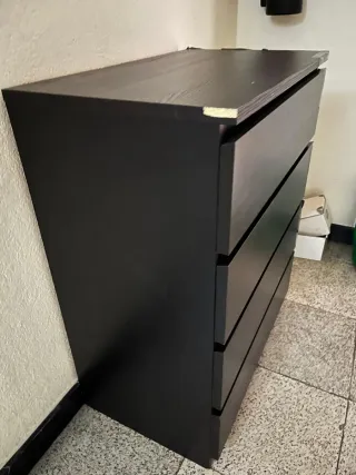 Cómoda negra de madera