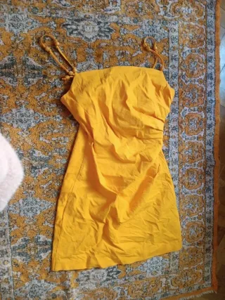 Vestido amarillo anaranjado corto ajustado