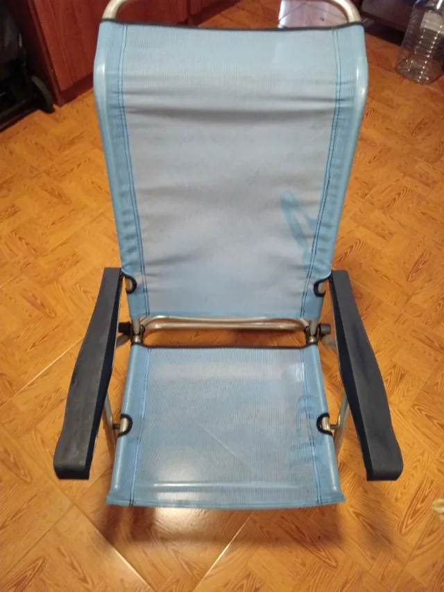 Silla plegable azul y negra