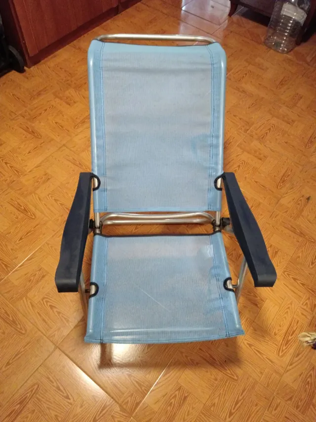 Silla plegable azul y negra