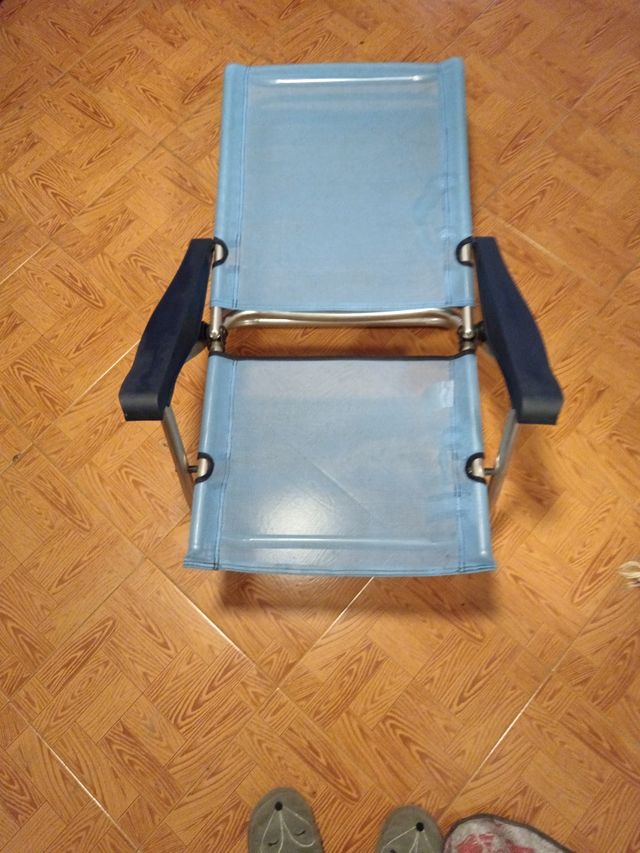Silla plegable azul y negra